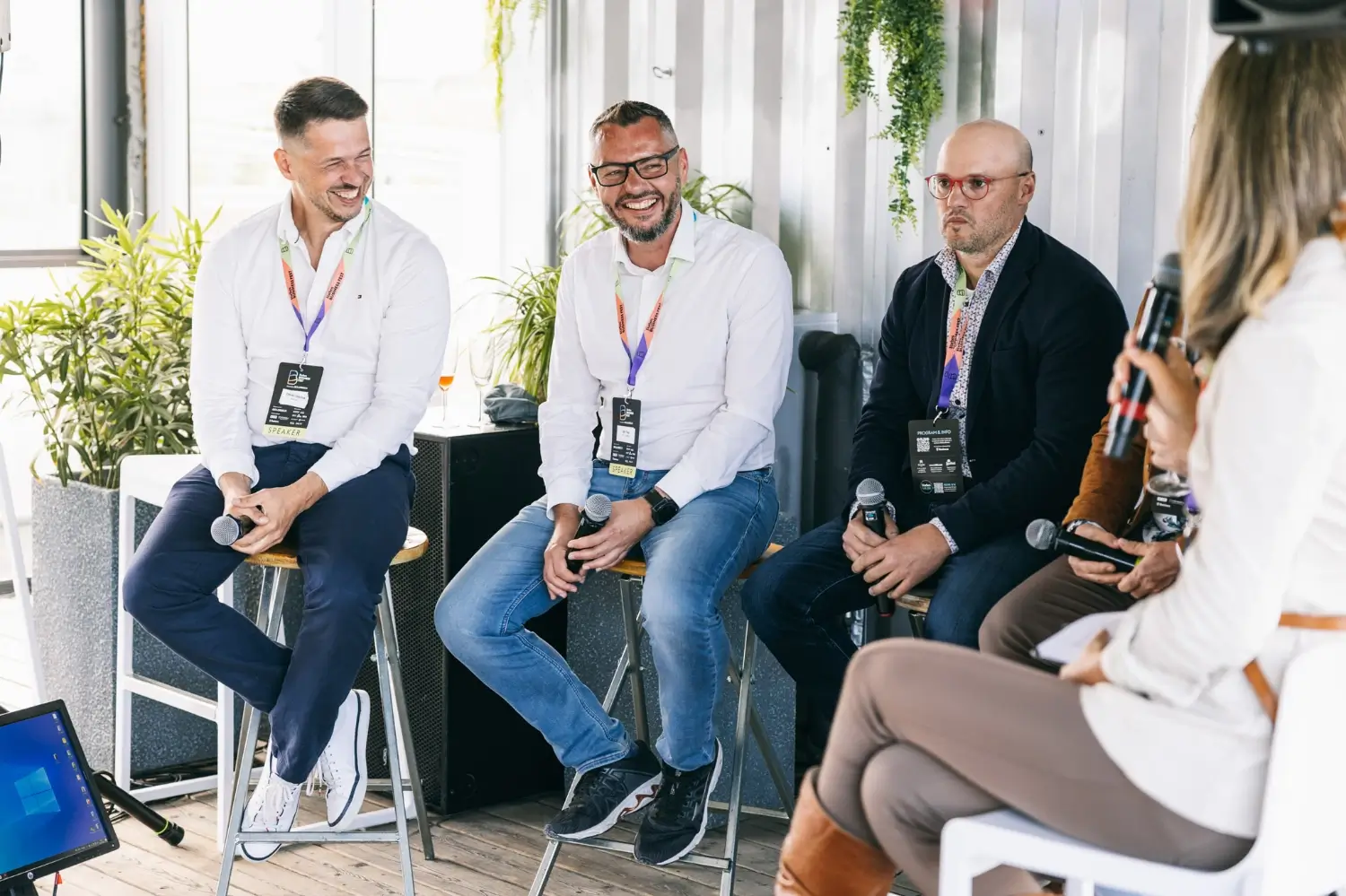 Zamestnanci diskutujú o zlepšení spolupráce v tíme